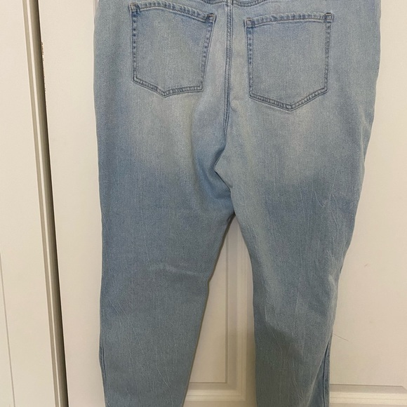 Hollister Ultra High Rise Mom Jeans - Picture 2 of 6
